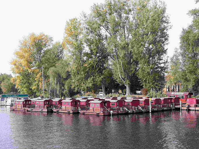 Parkplatz der Mini-Hausboote in der Havel