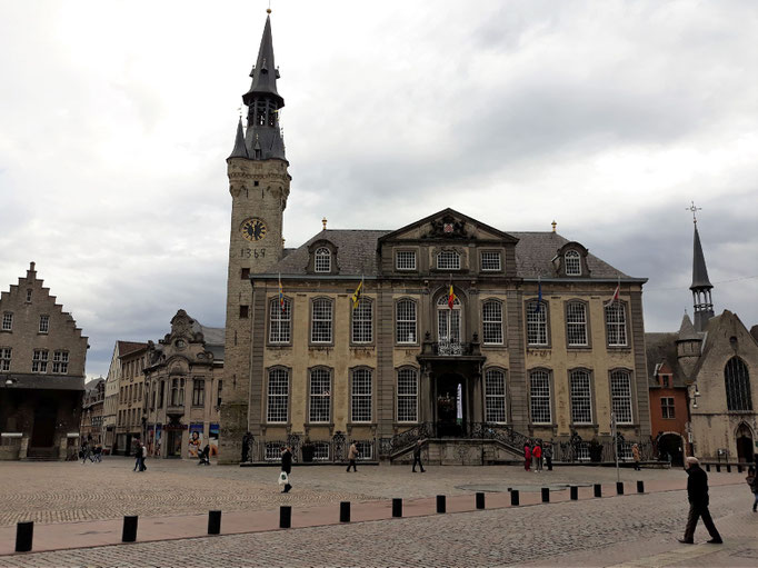 Schöner Markt mit Rathaus ???