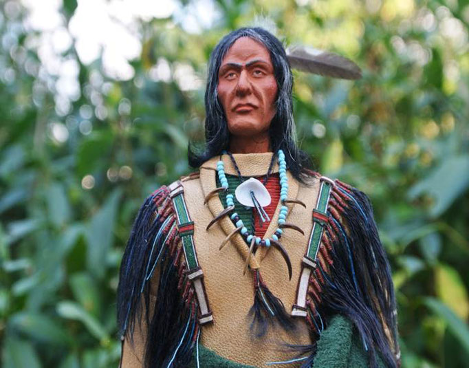 Schwarzfuß-Indianer, Miniatur, 18 cm, unverkäuflich.
