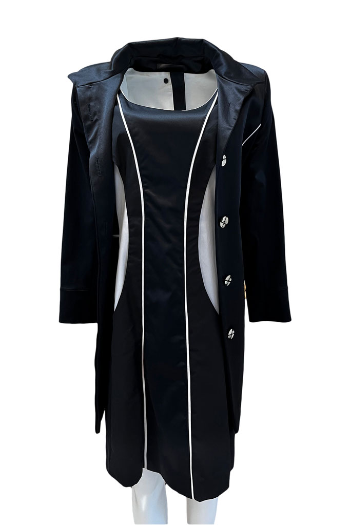 Elegante Mantel-Kleid-Kombi aus Satin mit Paspel-Einsätzen und Perlmuttknöpfen