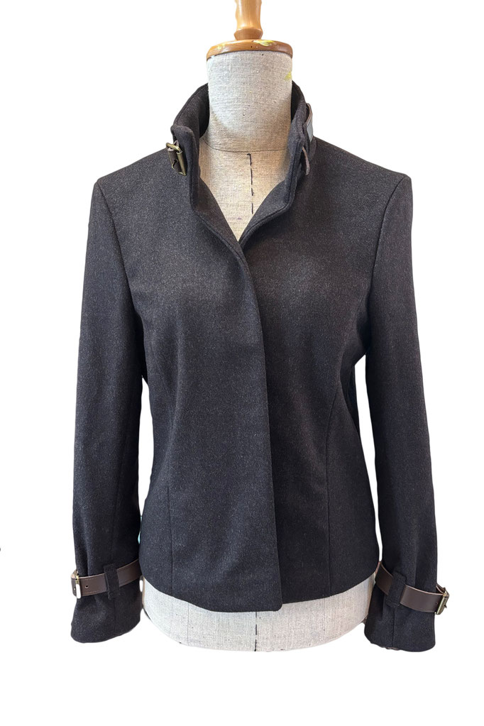 Jacke aus Merinowolle mit abnehmbaren Lederriemen an den Ärmeln und am Kragen