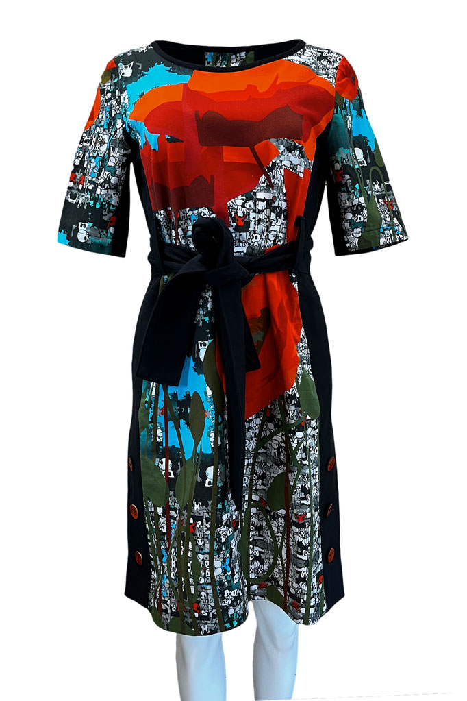 Kleid mit Streetartprint aus Baumwollsatin, knöpfbare Schlitze an den Seiten, Gürtel in der Taille
