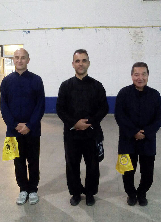 Con Hugo Civallero y Etsuo Kanishama, alumnos de la Sede Guillón, en la entrega de cinturones de Nivel 2
