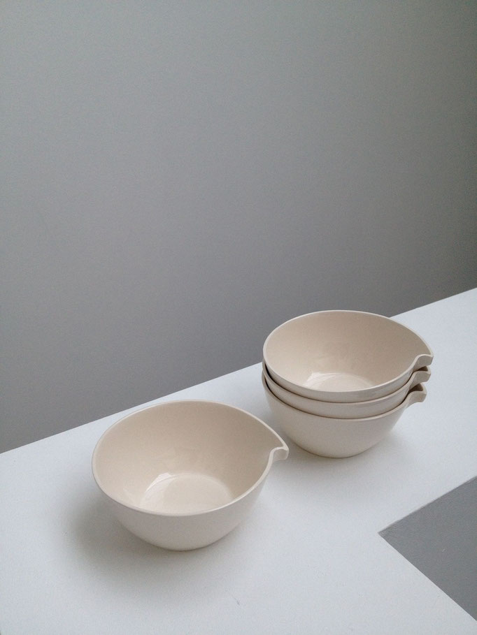 'KOMMA' bowls by ilona van den bergh - ceramics
