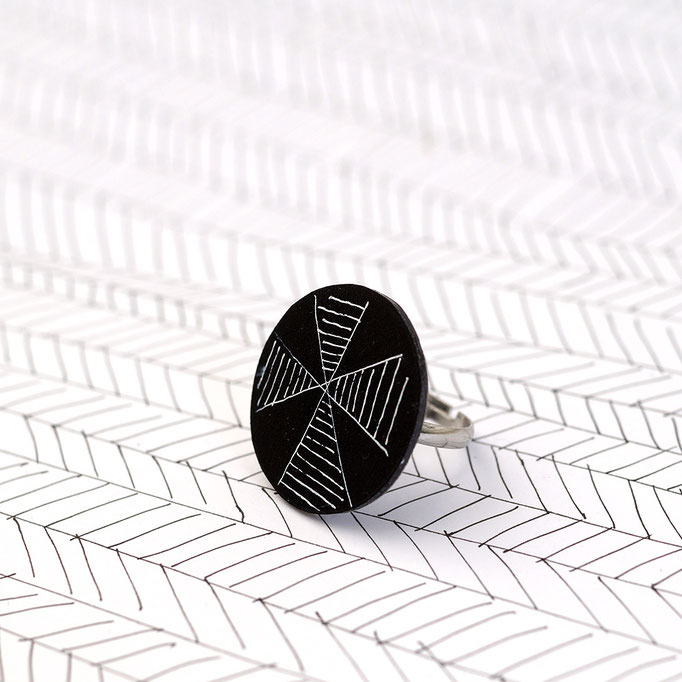 Χειροποίητο πλαστικό δαχτυλίδι doodle (διάμετρο 2 cm) 6 Ευρώ