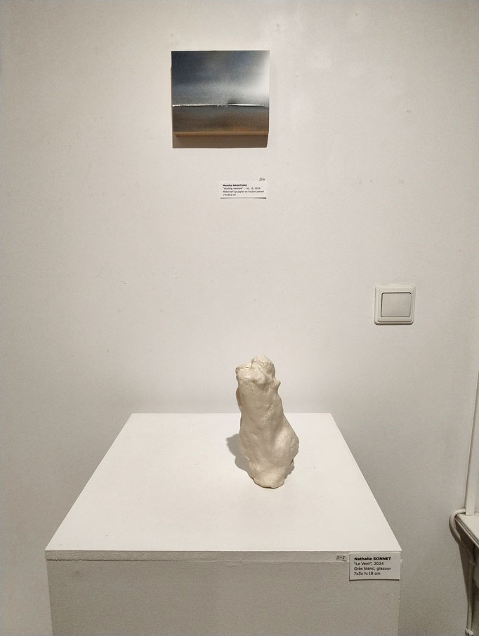 "Le Vent", keramische beeld van Nathalie Sonnet (op sokkel) en "Vluchtig moment", aquarel van Mamiko Nagatomo