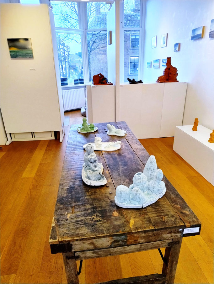 Overzicht- Serie Sunken, keramishce beelden op tafel en sokkles van Mirjam Veldhuis 
