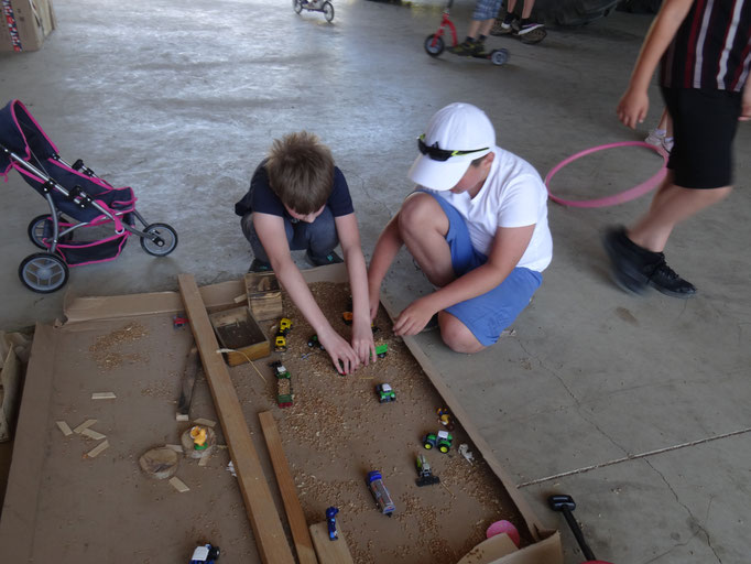 Kinder spielen auf einem Miniaturbauernhof