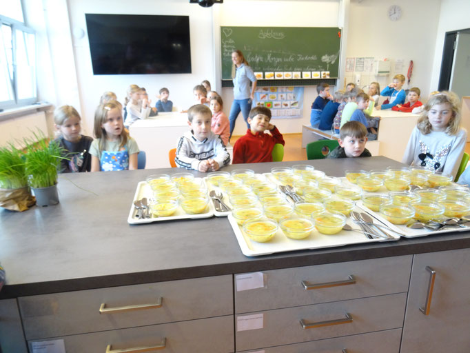 Die Kinder warten auf das Verteilen der Suppe