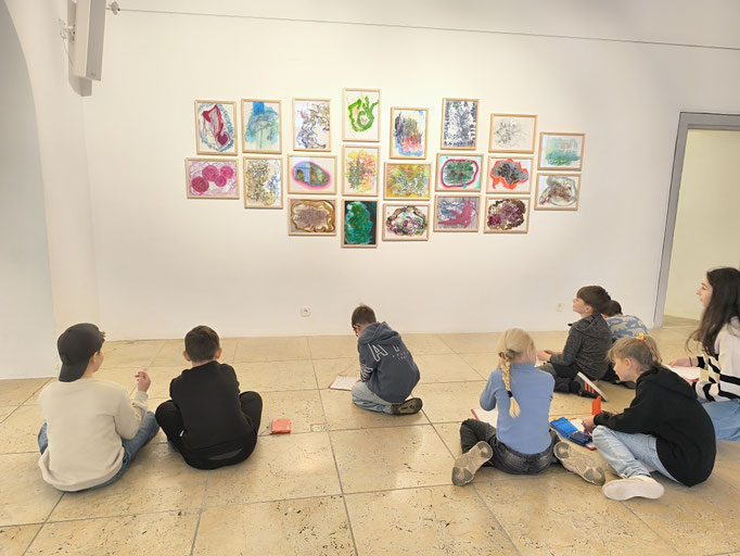 Die Kinder lassen sich von den Bildern inspirieren