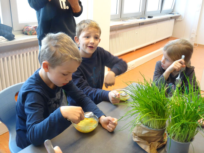 Alle essen gemeinsam die Suppe