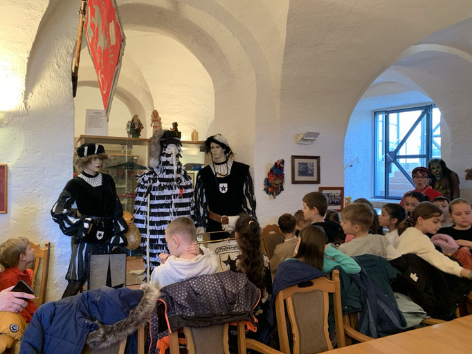 Ein schwarz weißes Hansele von Fanfarenzug