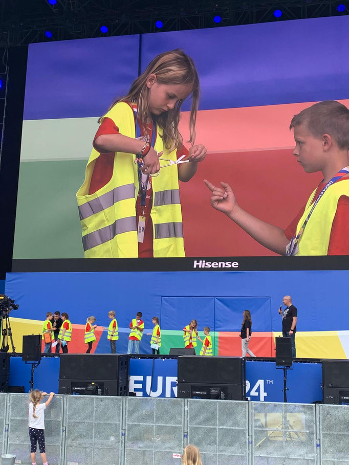 Auch Pflaster können die Juniorhelfer sachgemäß aufkleben
