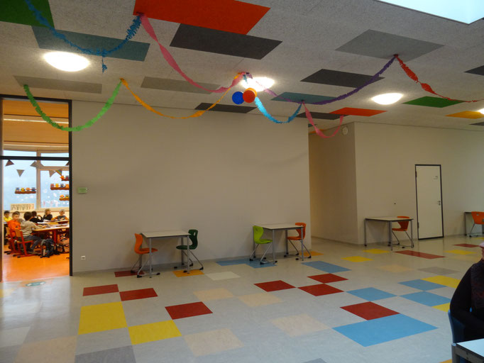 Im Schulhaus begrüßen bunte Girlanden und Luftballons die Kinder