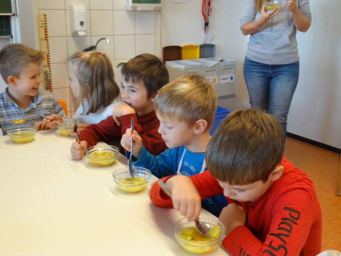 Die Suppe wird gemeinsam gegessen