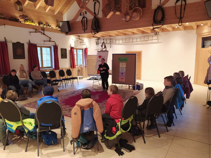 Nachbesprechung des Teamerlebnisses mit allen Schülerinnen und Schülern