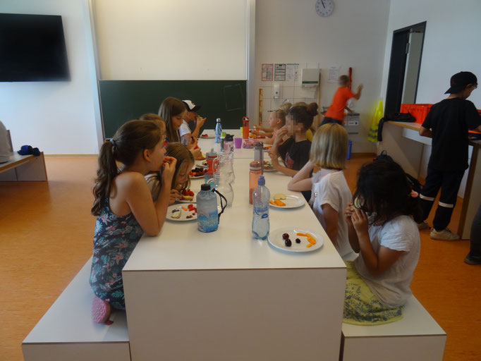 Kinder essen gemeinsam am Tisch