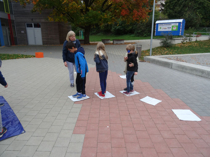 Teamspiel "Eisscholle" wird auf dem Schulhof gespielt