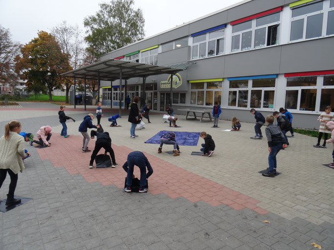 Teamspiel auf dem Schulhof