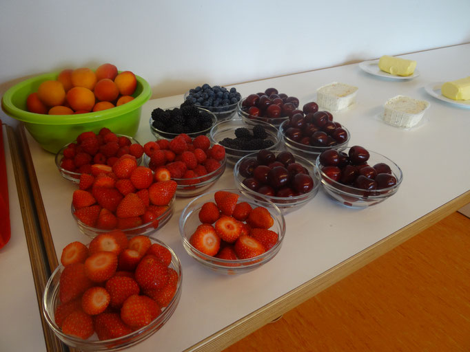 Leckeres Obst lädt mit kräftigen Farben zum Essen ein