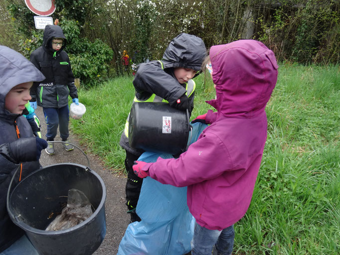 Die Mülleimer der Kinder werden immer wieder in einer großen Tüte entleert