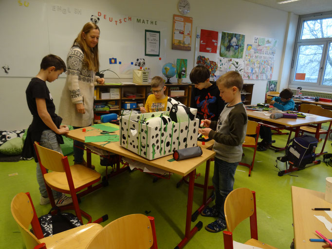 Die Kinder basteln eine Sänfte für ihr Klassentier