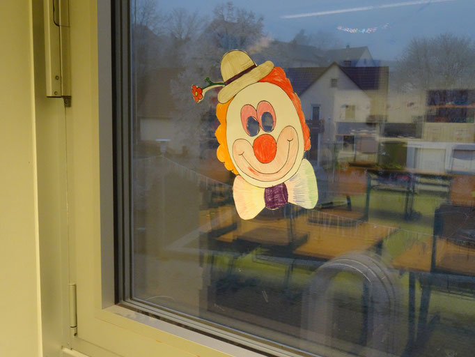 Hier sind Clowns die Fensterdekoration