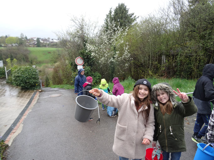 Die Kinder haben beim Müllsammeln trotz dem schlechten Wetter viel Spaß