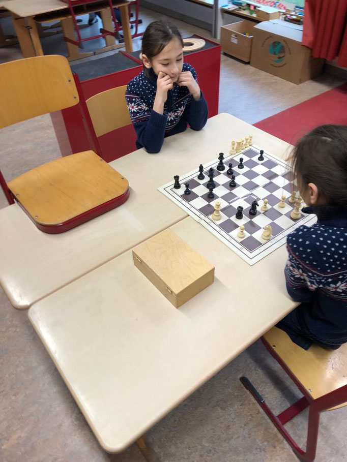 Kinder beim Schach spielen