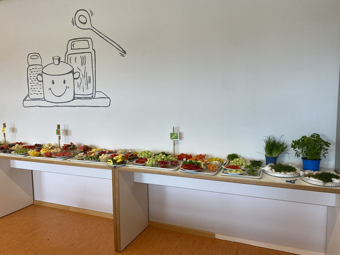Die Tafel ist angerichtet: eine Vielzahl an geschnittenem Obst und Gemüse wartet darauf gegessen zu werden