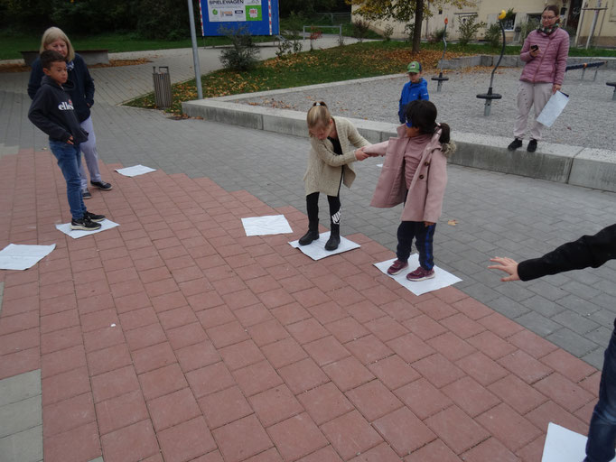 Teamspiel  auf dem Schulhof