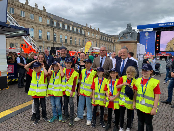Gruppenfoto mit Innenminister Strobel und Stuttgarts Oberbürgermeister Nopper