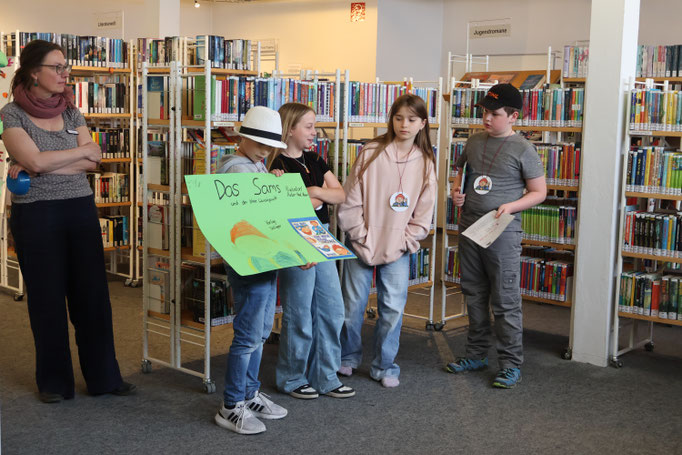 Die Kinder stellen ein Buch vor