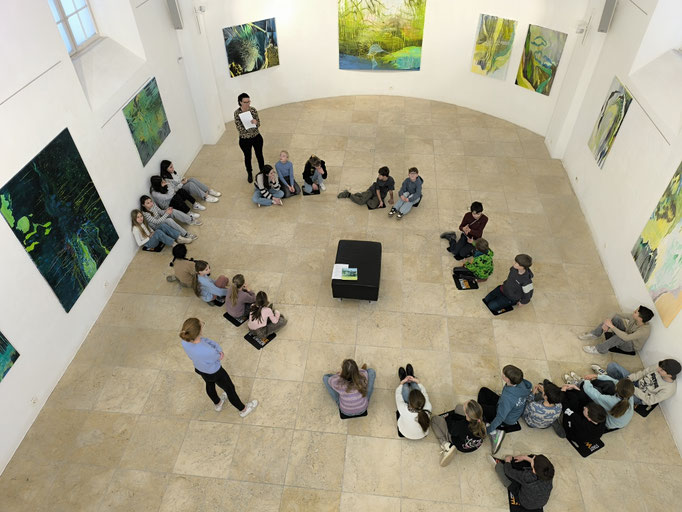 Frau Berger nimmt die Kinder in die Welt der Kunst mit