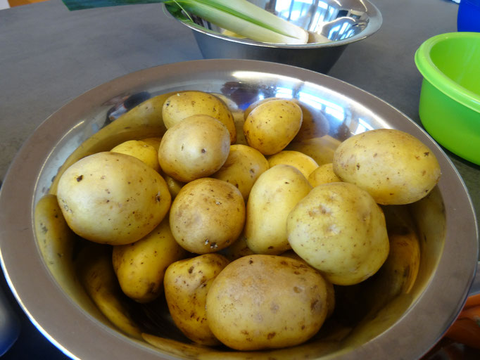 Ein Topf mit gekochten Kartoffeln