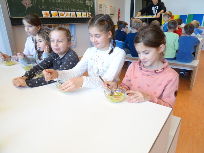 Die Kartoffelsuppe wird gemeinsam gegessen