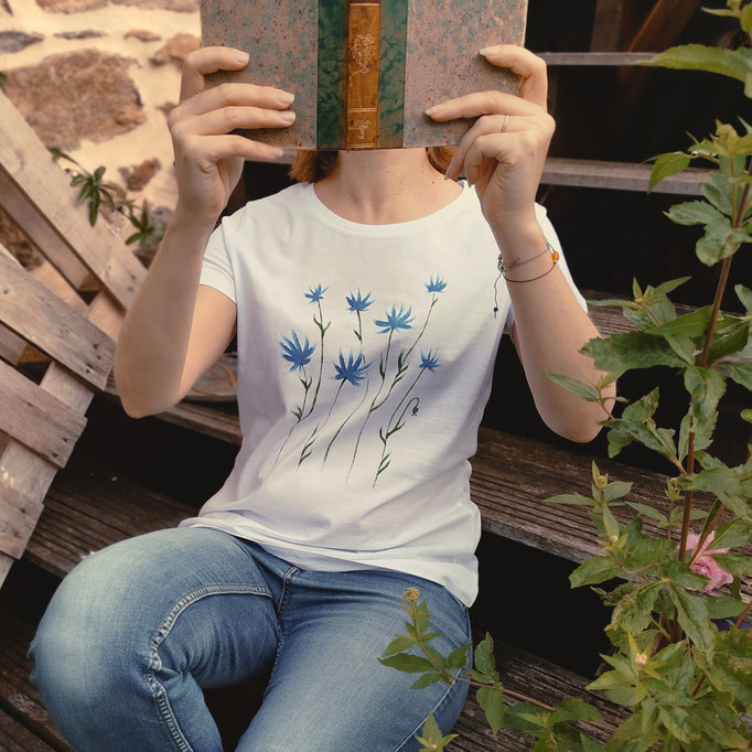 Tee-shirt col rond en coton biologique motif bleuets en relief peint main
