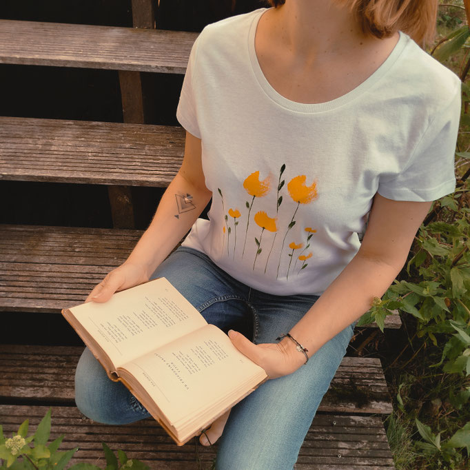 Tee-shirt col rond en coton biologique motif boutons d'or peint main