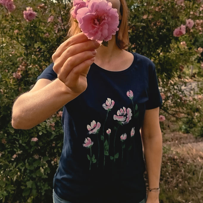 Tee-shirt col rond en coton biologique motif pivoines peint à la main