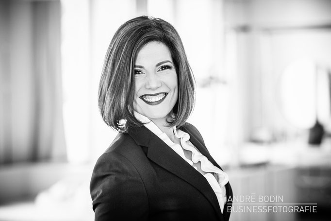 Businessfotografie: Geschäftsführerportrait bzw Charakterportraits für eine Unternehmerin