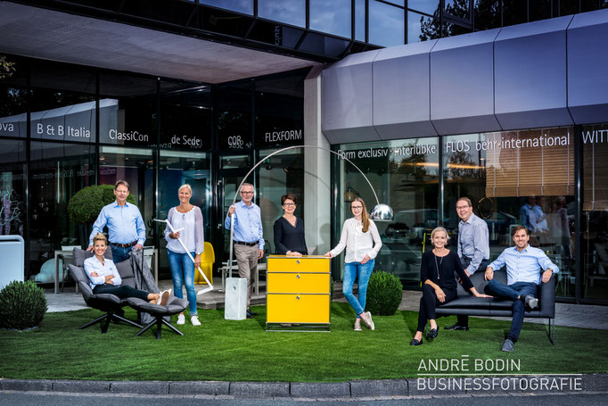 Businessfotografie: Teamfoto und Mitarbeiterportraits eines Möbelhändlers für ein Magazin