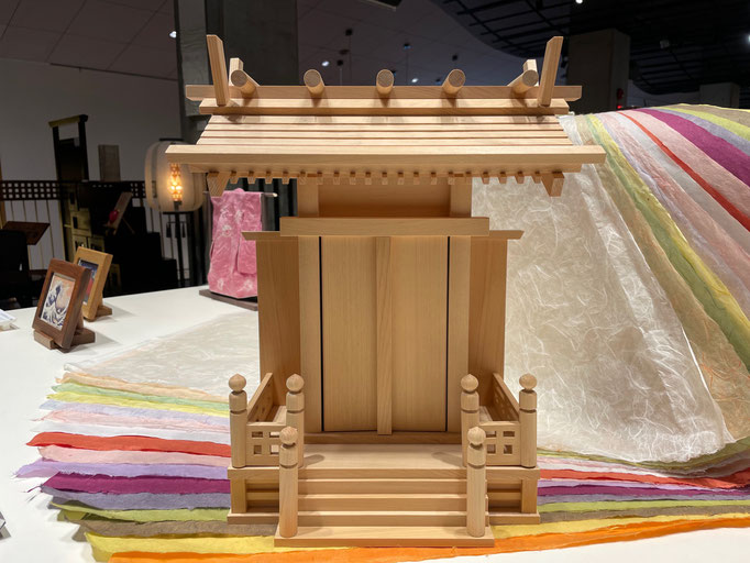仏壇製造の技術を生かし、伝統工芸士が高級ヒノキ材を使用し、１つひとつを丁寧に造った一社造りの神棚です。