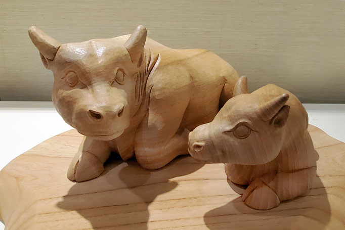 木彫りの技術でケヤキを使用して、今年の干支である牛と菅原道真公をまつる天満宮にある「なで牛」を形どった親子の牛で、丁寧に彫り上げた縁起物の作品です。