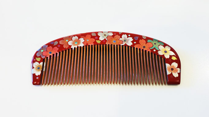 八女福島仏壇の工程のひとつ蒔絵｡伝統工芸士の資格を持ち､その技法を用い櫛･イヤリング･ピアス･スタンド等を制作しています｡生地に下地を塗り漆を4回塗り重ね仕上げるまで1ケ月を要し､漆が完全に乾くまで2ケ月程かかります｡絵柄は蒔絵筆（貴重な動物毛）の一番細いものを使い描かれます｡絵柄は注文に応じます｡