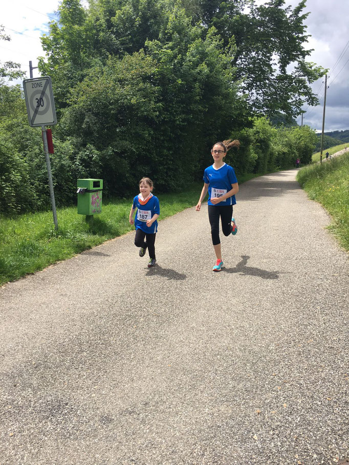 freudig laufen auch Alena und Alea ihrer Glace entgegen