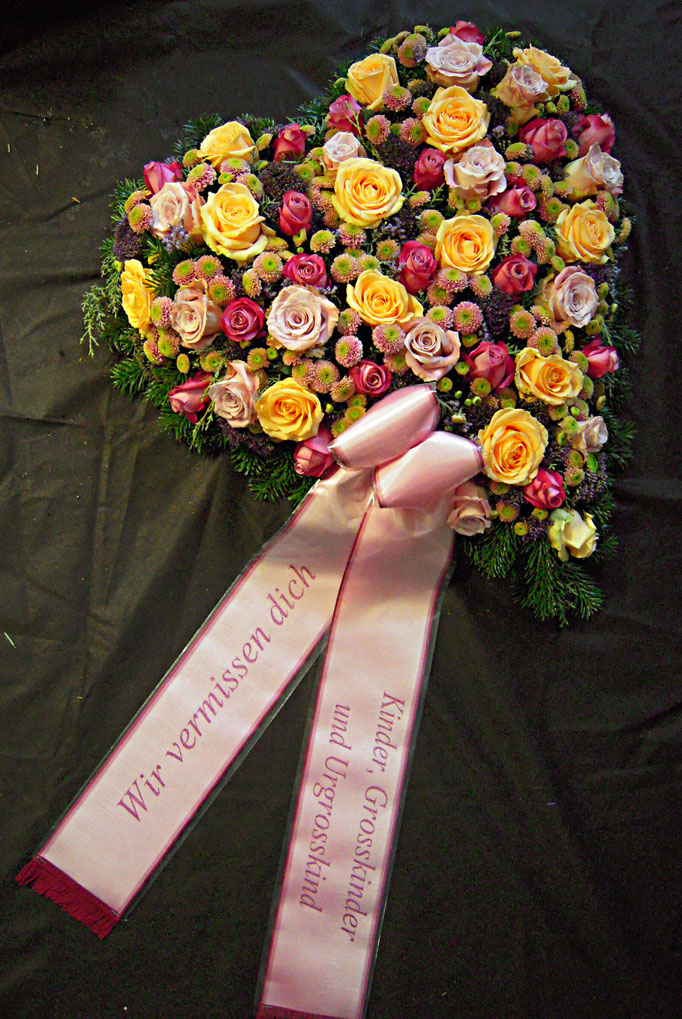 Blumenherz mit Trauerscherpe