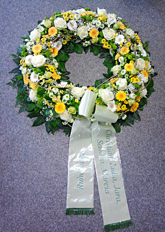 Blumenkranz mit Trauerscherpe