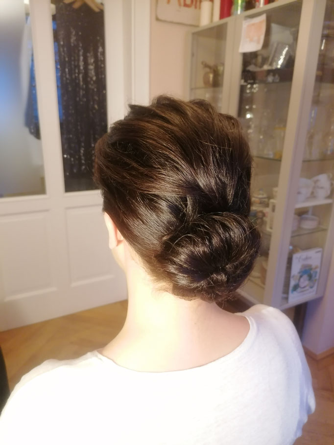 Frisur Lowbun Ballfrisur - Mariposa Styling mit Stil Hochzeitsstyling Wien und Umgebung ©Mariposa