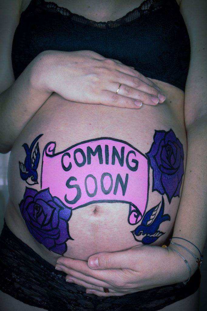 Babybauch Painting Coming soon Schwalben Rosa Lila - Mariposa Styling mit Stil Wien und Umgebung ©Mariposa