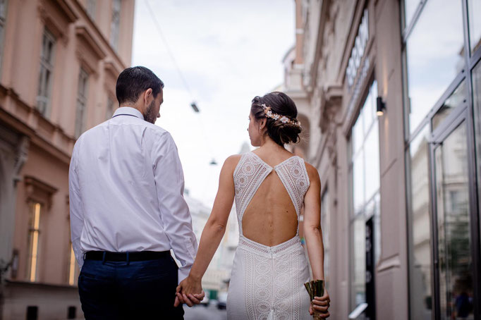 Brautpaar Hand in Hand Frisur Lowbun - Mariposa Styling mit Stil Hochzeitsstyling Wien und Umgebung 